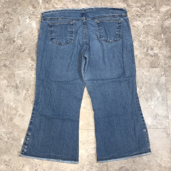 FOREVER 21 BLUE CROP JEANS DISTRESSED SIZE Large - Picture 7 of 8